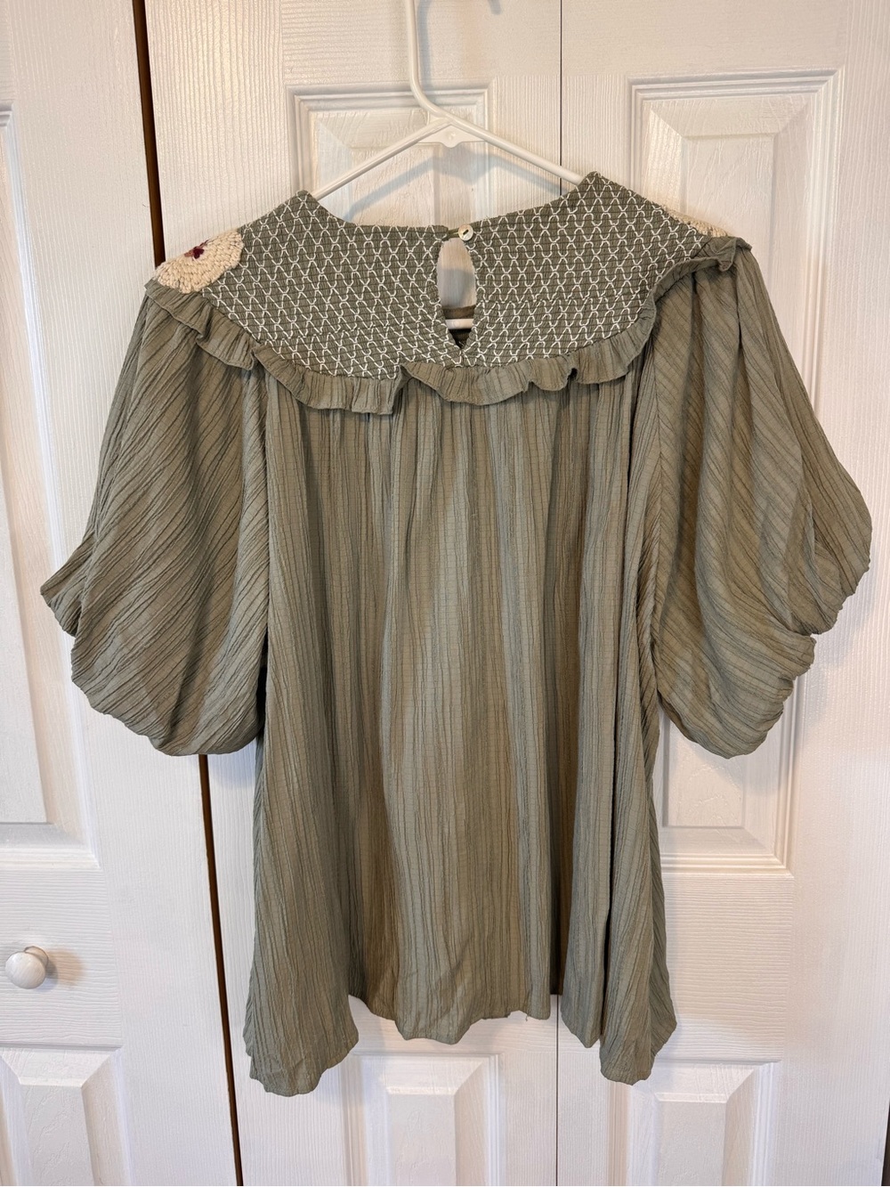 Entro Woman’s Sz Small Sage Embroidered Floral Smocked Boho Puff Sleeve Blouse - Picture 12 of 15